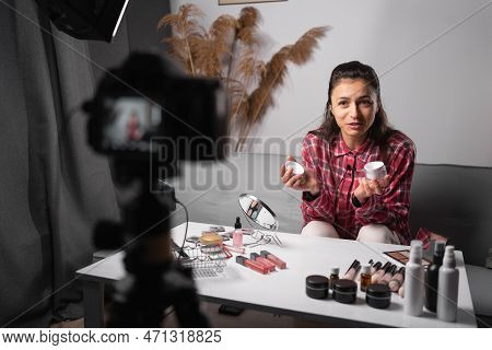 Blogger Woman Review Giveaway Make Up Gift Recording Video Makeup Cosmetic At Home. Online Influence