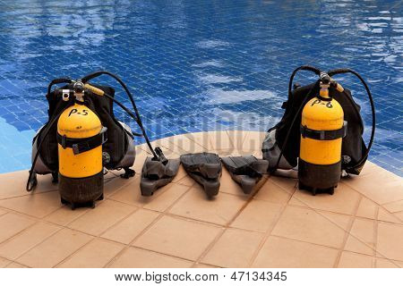 Aqualung a ploutvemi bazénu