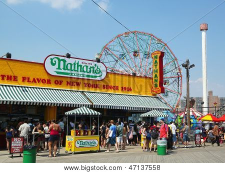 Le s de Nathan a rouvert après les dommages causés par l'ouragan Sandy à Coney Island Boardwalk
