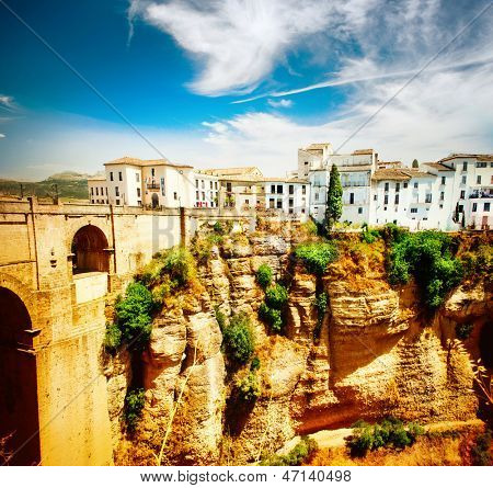 Ronda, Spanien. Panoramaudsigt over den gamle by Ronda, den berømte hvide landsby ved solnedgang. Provinsen