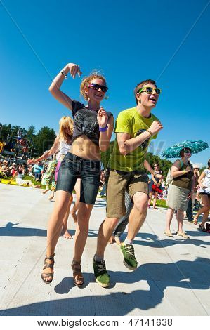 Moskwa - 15 czerwca: Ludzie uczestniczyć na świeżym powietrzu koncert na X Międzynarodowy Festiwal jazzowy 