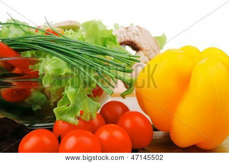 ahşap masa üzerinde sebze salatası