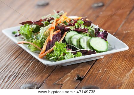 Farverige arugula salat i rustikke omgivelser