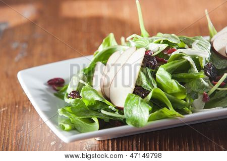 Frisk rå spinat salat med frugt