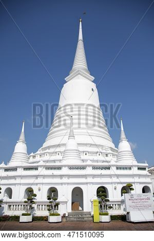 Bangkok, Thailand- 14 Feb, 2023: View Of Grand, Whitewashed Stupa In Wat Prayoon, Bangkok. It Sits O