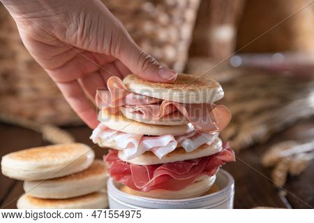 Tigelle Or Crescentine Homemade, Con Prosciutto, Salame, Stracciatella Liquida. Italian Food Typical