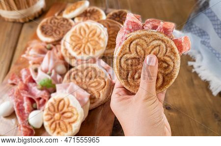 Tigelle Or Crescentine Homemade, Con Prosciutto, Salame, Stracciatella Liquida. Italian Food Typical