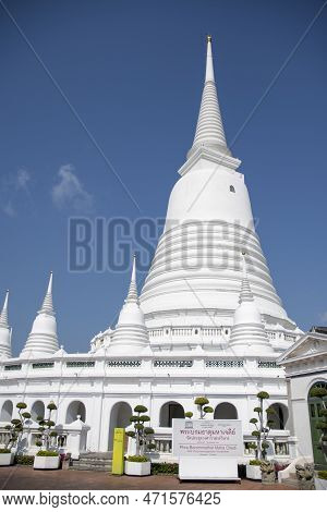 Bangkok, Thailand- 14 Feb, 2023: View Of Grand, Whitewashed Stupa In Wat Prayoon, Bangkok. It Sits O