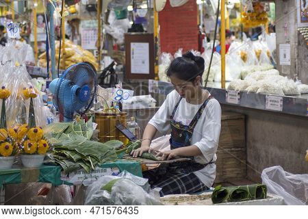 Bangkok, Thailand- 14 Feb, 2023: People Sell Flowers At The Flower Market Pak Klong Thalat In Bangko