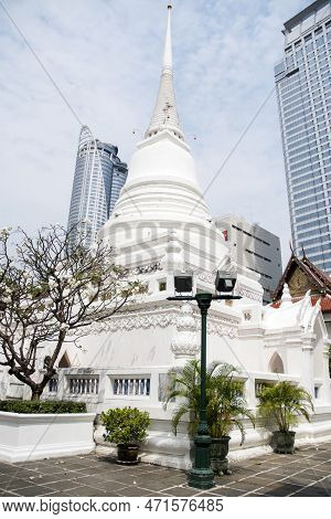 Bangkok, Thailand- 17 Feb, 2023: Wat Pathum Wanaram Temple Is Located Between The Two Shopping Malls