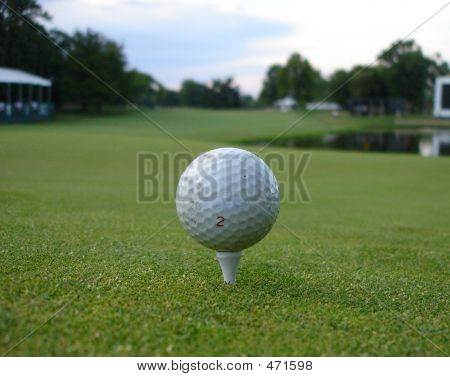 Golfový míček v kurzu