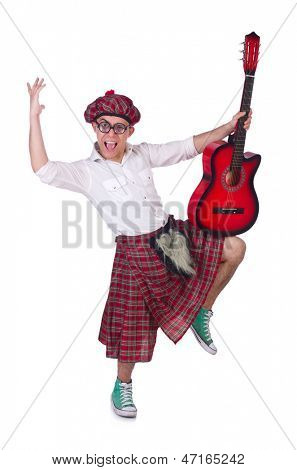 Lustige Scotsman mit Gitarre auf weiß