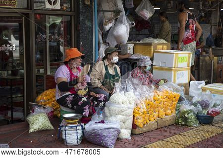 Bangkok, Thailand- 14 Feb, 2023: People Sell Flowers At The Flower Market Pak Klong Thalat In Bangko