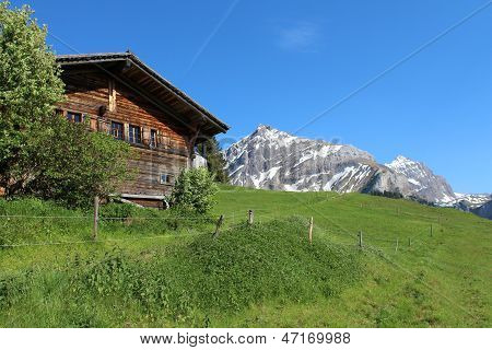 Montagna e vecchia casa