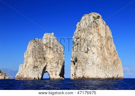 Falésias de Faraglioni, Capri, Itália, Europa