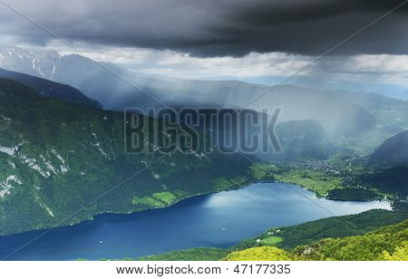 Lago de Bohinj desde la estación superior del teleférico de Vogel, Eslovenia