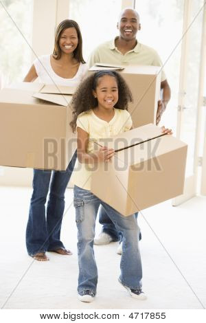 Famiglia si spostano nella nuova casa sorridente