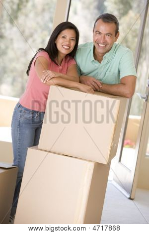 Coppia con caselle nella nuova casa sorridente