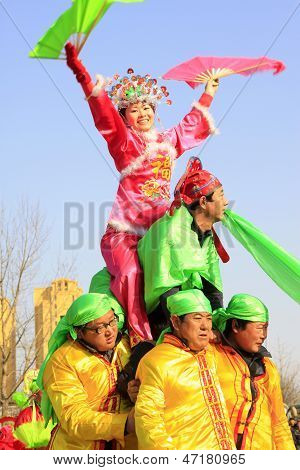Lidé nosí barevné oblečení, Yangko Dance Varieté v ulicích
