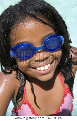 Niña en piscina usar gafas sonriente