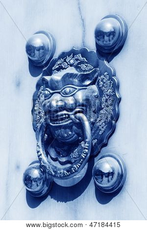 Metalen Knocker op de deur In de verboden stad In Peking, China, blauwe foto