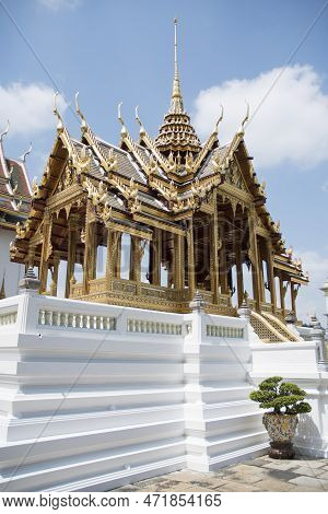 Phra Tinang Aporn Phimok Prasat Pavilion In The Grand Palace In Bangkok. The Palace Has Been The Off