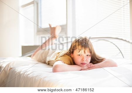 Dívka ležela na posteli