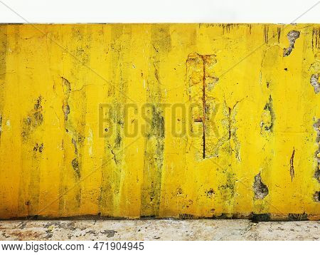 Old Yellow Building Have Cracked Concrete Pole. Danger Area Should Be Recomment By Construction Engi