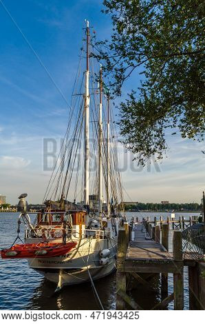 Rotterdam, The Netherlands - August 26, 2013: View Of The Veerhaven, One Of The Many Ports In Rotter