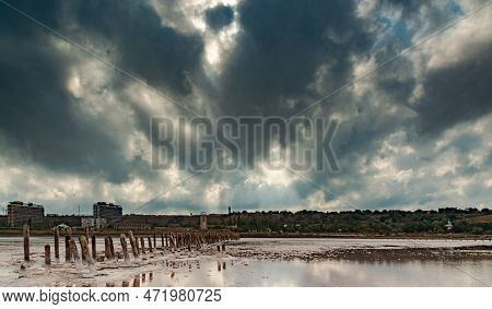 The Bottom Of The Dried-up Kuyalnitsky Estuary, Covered With A Layer Of White Self-precipitating Tab