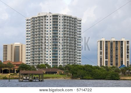 Oi-rise Condos