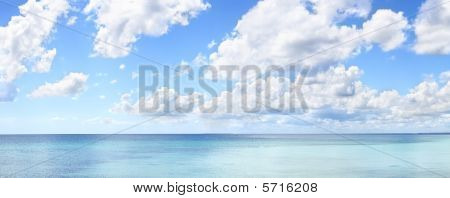 Panorama tropical cielo azul