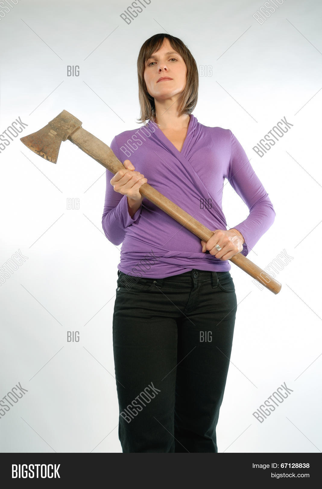 женщина с молотком в руках. женщина молотку. фотосессия с молотком. женщина с молотком. красивая девушка с молотком.