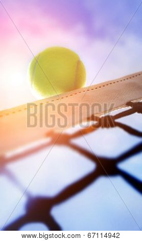 Tennis ball on netÃ?Ã?Ã?ÃÂ´s edge