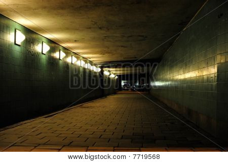Prázdné tunel v noci