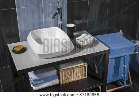 Detail Of A Modern Bathroom With Sink And Accessories_03