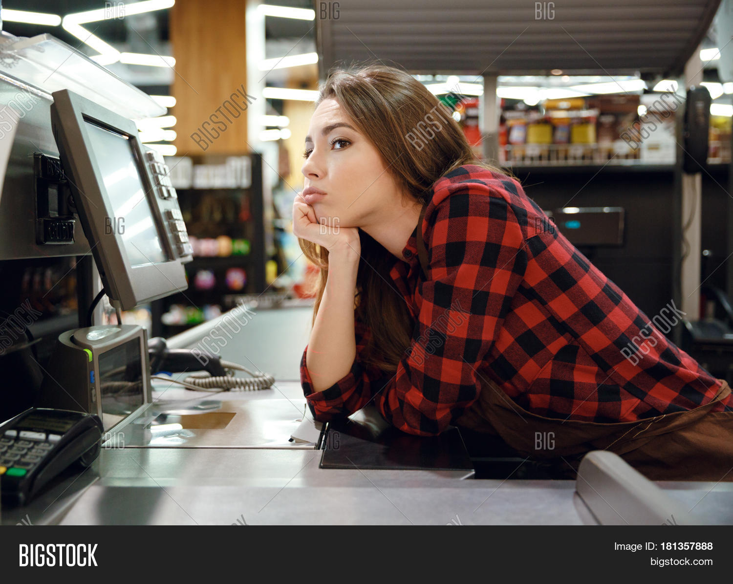 плакат ворует добро. не хватает продавцов. выдают. не хватает продавцов. не хватает продавцов.