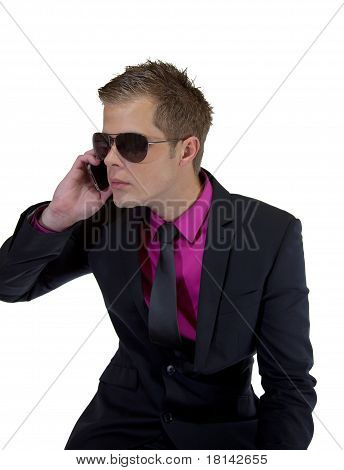 Unge forretningsmand med en mobiltelefon