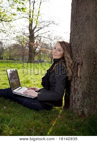 Kvinde i parken med Laptop