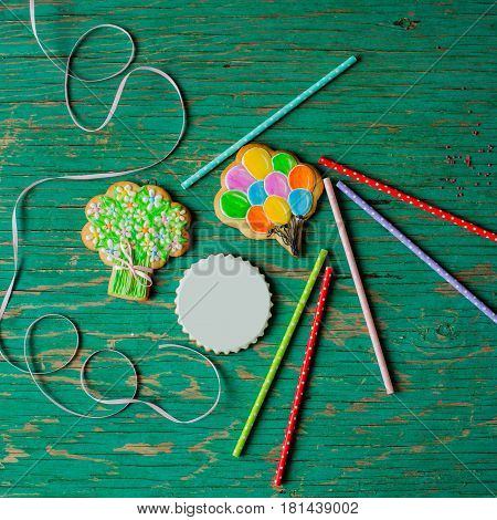 Gingerbread in the form of a bouquet of balloons on a wooden background