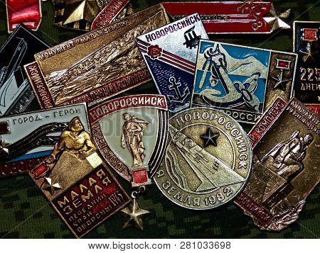 Ussr - Circa 1982: Soviet Badges Depicting Of The City Of Novorossiisk With The  The Inscription 