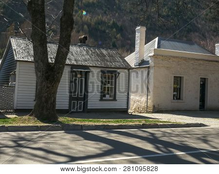 Arrowtown,new Zealand - Sept 25 2014: Old Cottages On A Street In Arrowtown, New Zealand