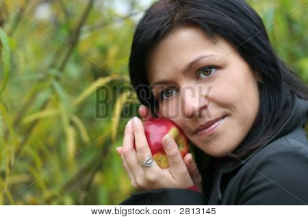 Vrouw en Apple In herfst Park