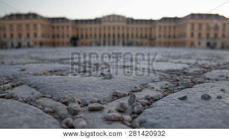 Hof Vor Dem Schloss Schönbrunn In Wien