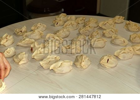 Kyrgyz ravioli, a woman doing ravioli, meat ravioli, pasty woman who.make ravioli with dough.