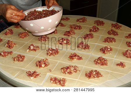 Kyrgyz ravioli, a woman doing ravioli, meat ravioli, pasty woman who.make ravioli with dough.