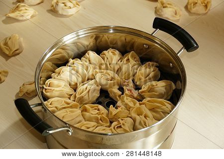 Kyrgyz Ravioli, A Woman Doing Ravioli, Meat Ravioli, Pasty Woman Who.make Ravioli With Dough.
