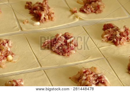 Kyrgyz Ravioli, A Woman Doing Ravioli, Meat Ravioli, Pasty Woman Who.make Ravioli With Dough.