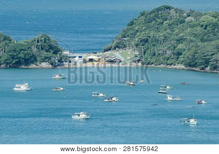 Bombinhas - Sc, Brazil - December 18, 2018: Boats Anchored In Front Of The Praia Da Sepultura Beach.