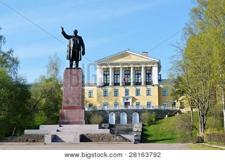 Monument för Lenin och skolar byggnad i Zelenogorsk